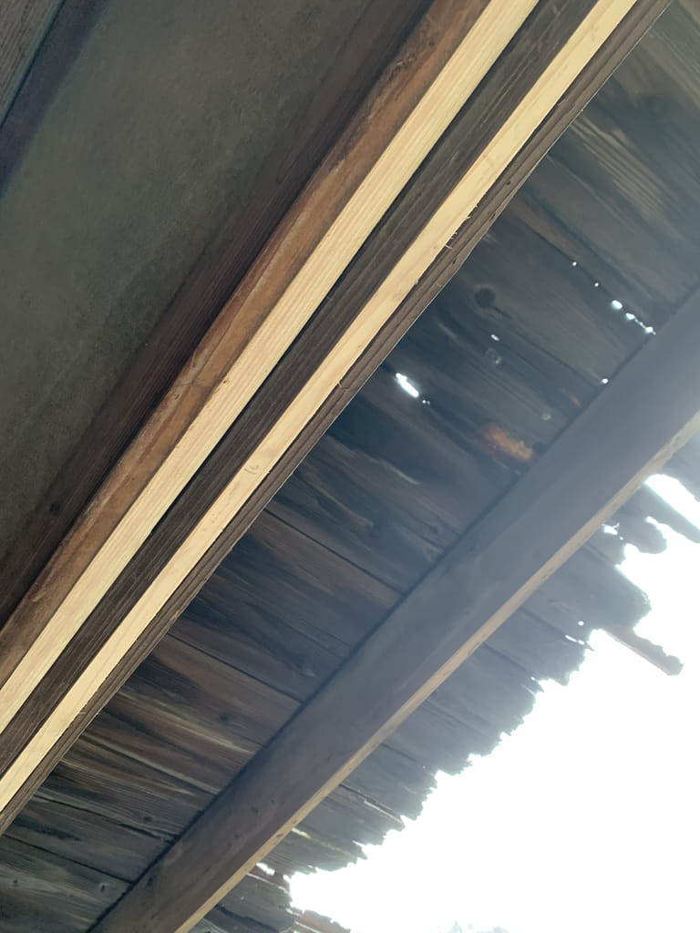 適当に木を切って埋めます。