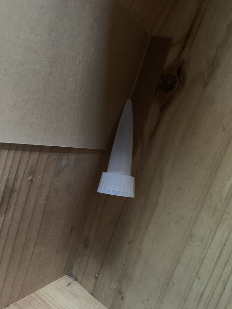 角にフィットするように、先端をヤスリがけします。