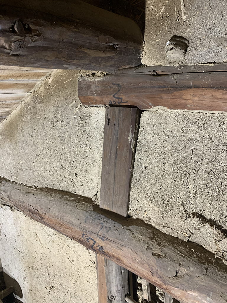 外側に傾いた小屋束